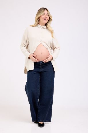 אישה לובשת ג'ינס הריון סלינה שחור כחול של אבישג ארבל