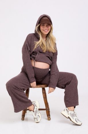 מכנסי סריג להריון עומר חום וקפוצ'ון של אבישג ארבל