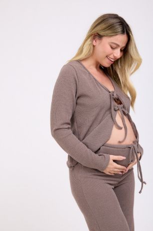 אישה לובשת קרדיגן הריון סריג שרוכים מוקה