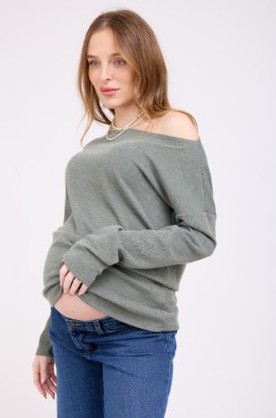 אישה לובשת סריג להריון מחשוף סירה מרווה