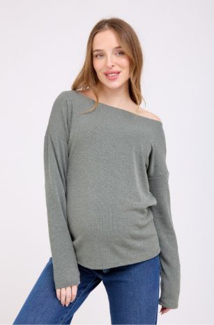 אישה לובשת סריג להריון מחשוף סירה מרווה