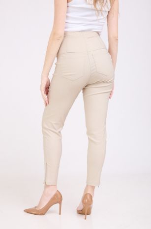 אישה לובשת מכנסי הריון צמודים בצבע אבן