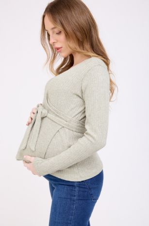 אישה לובשת סריג הריון מעטפת זית מלאנז' אבישב ארבל