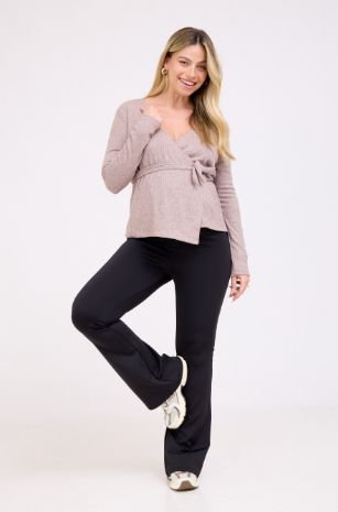 אישה לובשת סריג הריון מעטפת מוקה מלאנז' אבישב ארבל