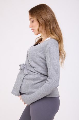 אישה לובשת סריג הריון מעטפת אפור מלאנז' של אבישג ארבל