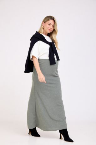 אישה לובשת חצאית סריג להריון עינב מרווה