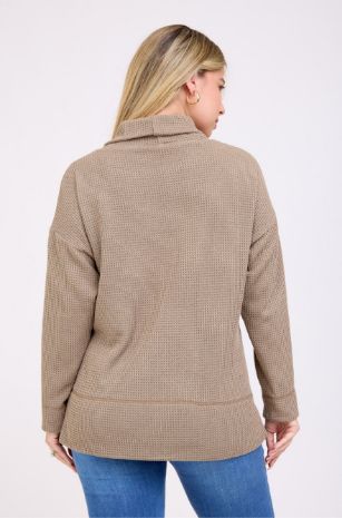 אישה לובשת סריג הריון שרון טבק של אבישג ארבל