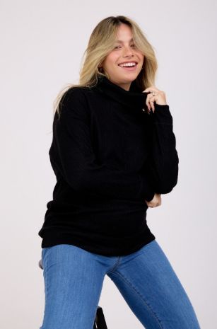 אישה לובשת סריג הריון שרון שחור של אבישג ארבל