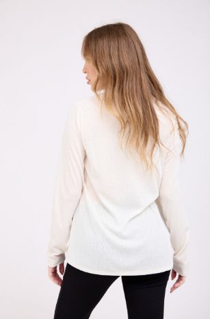 אישה לובשת חולצת הריון והנקה אנט שמנת של אבישג ארבל