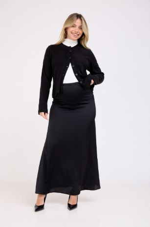 אישה לובשת קרדיגן הריון סריג כפתורים שחור של אבישג ארבל