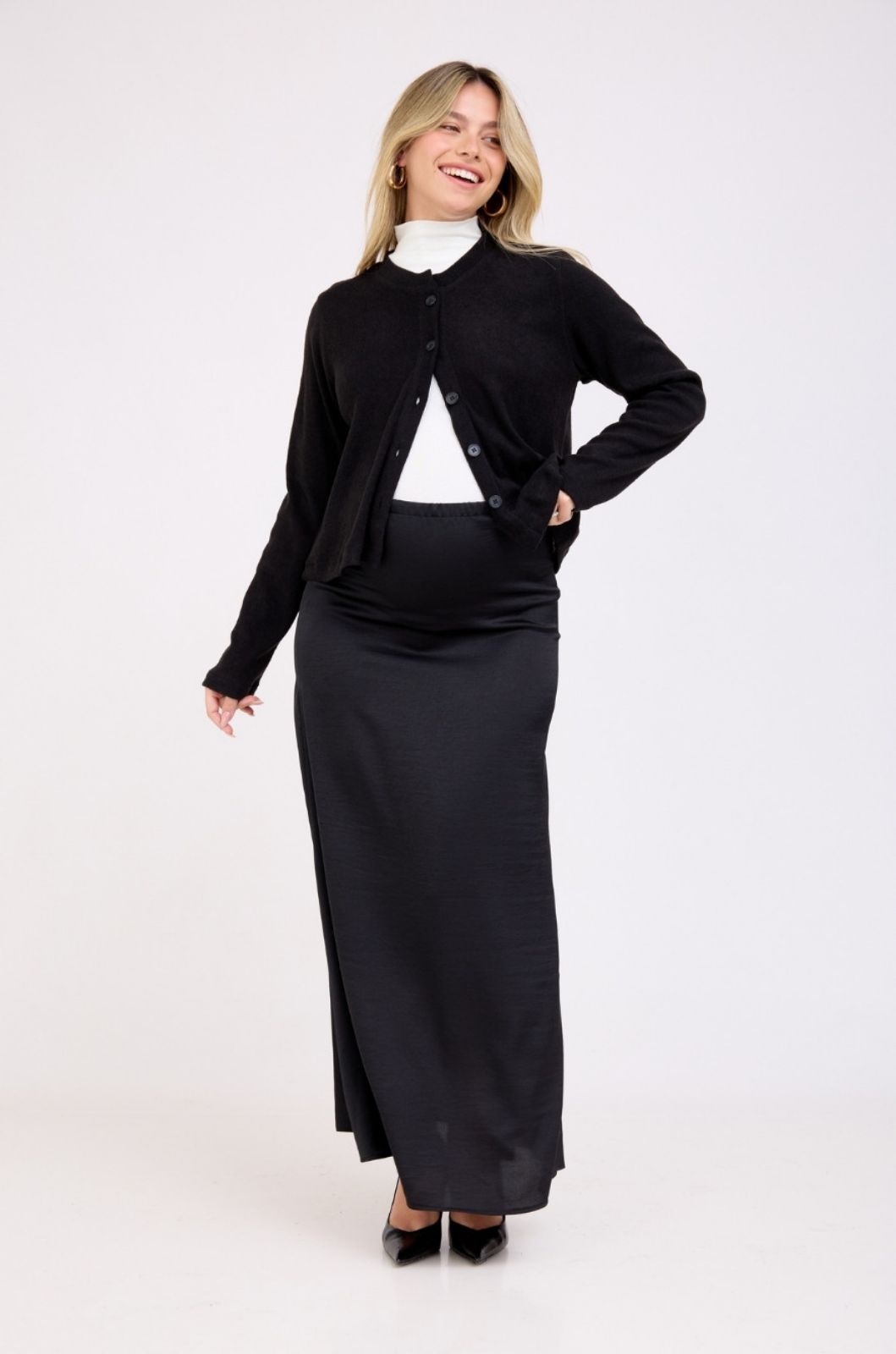 אישה לובשת חצאית להריון דפני שחורה של אבישג ארבל