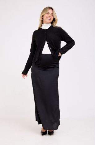 אישה לובשת חצאית להריון דפני שחורה של אבישג ארבל