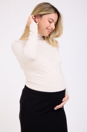 אישה לובשת גולף להריון סיגל בז' מלאנז של אבישג ארבל