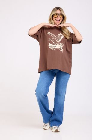 אישה לובשת ג'ינס להריון כחול בהיר