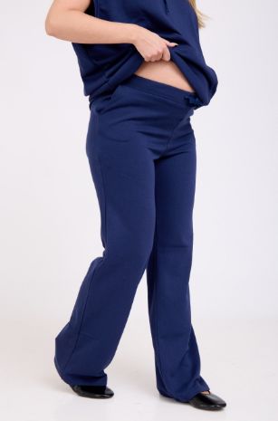 אישה לובשת מכנסי הריון פרנץ' טרי מתרחבים נייבי של אבישג ארבל