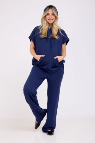 אישה לובשת מכנסי הריון פרנץ' טרי מתרחבים נייבי של אבישג ארבל