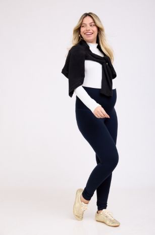 אישה לובשת טייץ ארוך להריון נייבי 