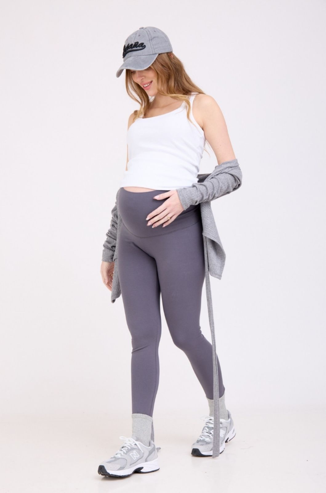 אישה לובשת טייץ ארוך להריון אפור