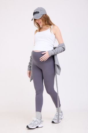 אישה לובשת טייץ ארוך להריון אפור