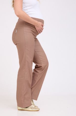 אישה לובשת מכנסי הריון אדריאן מוקה של אבישג ארבל