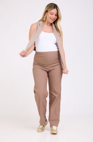 אישה לובשת מכנסי הריון אדריאן מוקה של אבישג ארבל