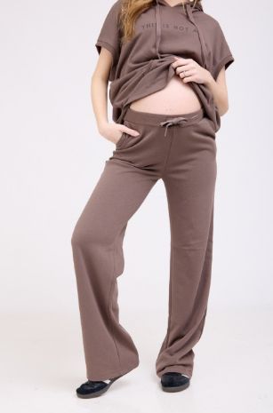 אישה לובשת מכנסי הריון פרנץ' טרי מתרחבים מוקה של אבישג ארבל