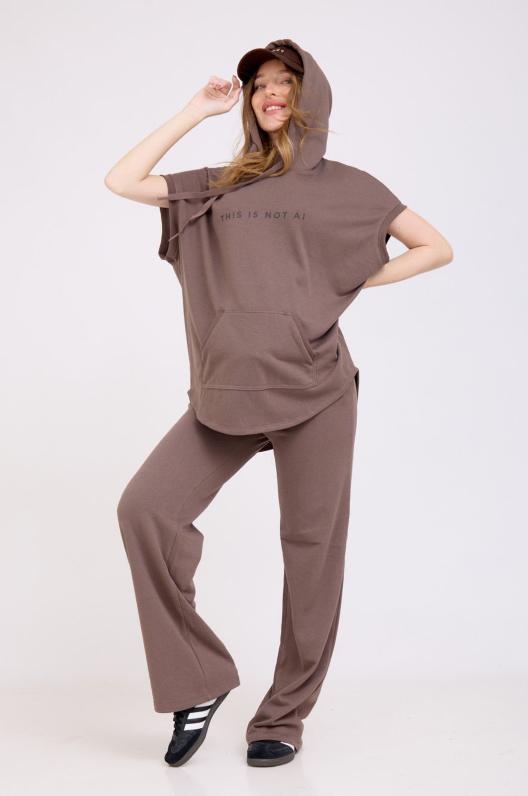 אישה לובשת מכנסי הריון פרנץ' טרי מתרחבים מוקה של אבישג ארבל