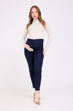 אישה לובשת מכנסי הריון אן נייבי של אבישג ארבל