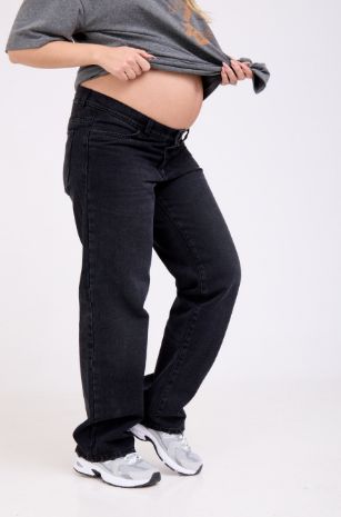 אישה לובשת ג'ינס להריון לונה שחור של אבישג ארבל