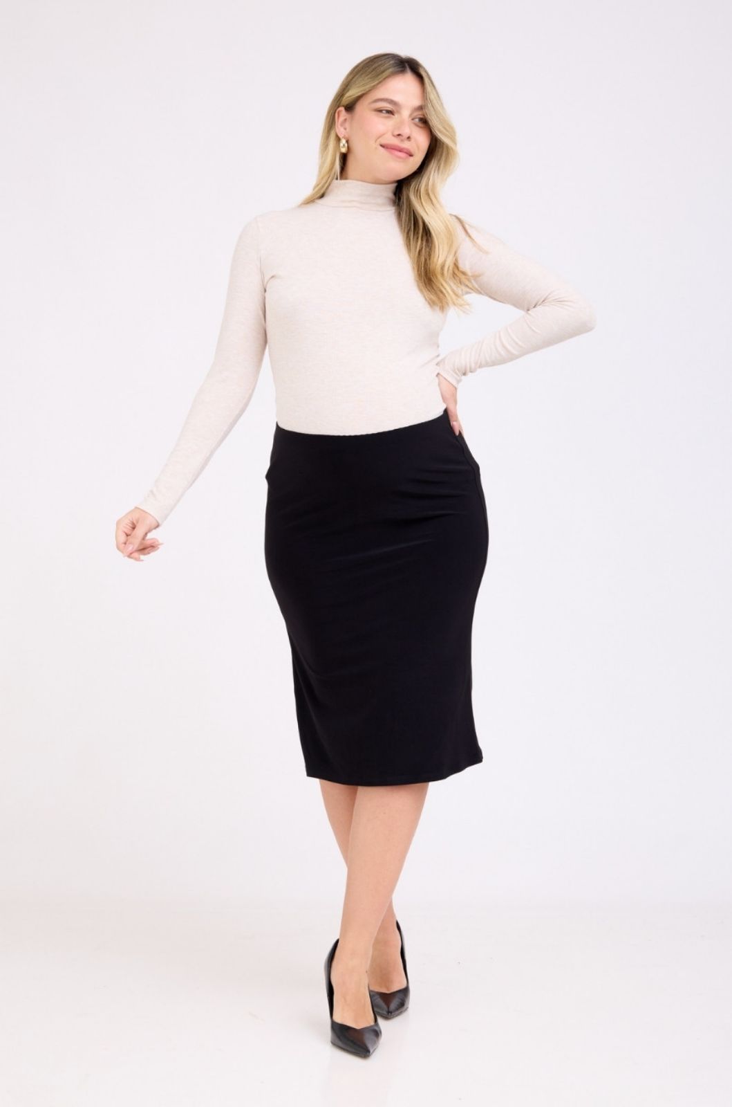 אישה לובשת חצאית הריון מחוייטת שחורה אבישג ארבל