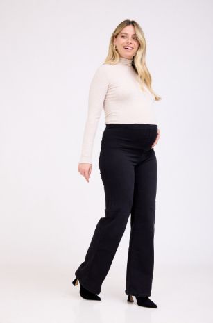 אישה לובשת ג'ינס הריון אדריאנה שחור