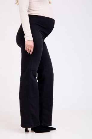 אישה לובשת ג'ינס הריון אדריאנה שחור