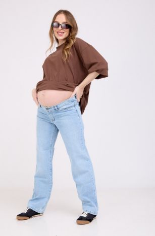 אישה לובשת טישירט הריון אוברסייז חום כהה