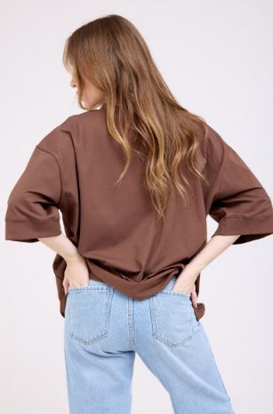 טי שירט הריון אוברסייז ורדה חום כהה של  אבישג ארבל