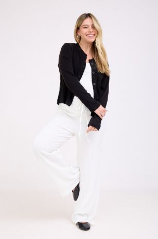 אישה לובשת מכנסי הריון לבנים