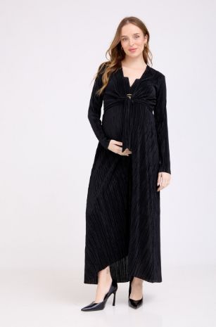 אישה לובשת שמלה להריון שחורה של  ארבל