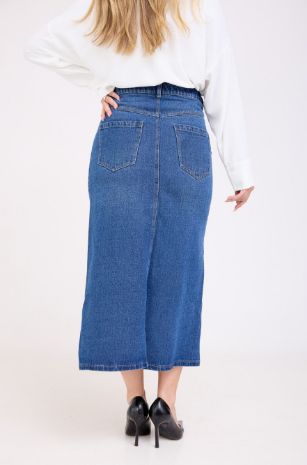 אישה לובשת חצאית ג'ינס להריון עם שסע אחורי כחול