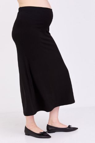 אישה לובשת חצאית הריון דידי שחורה