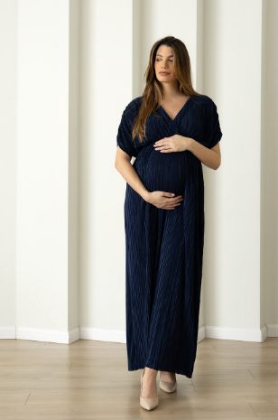 אישה לובשת שמלת הריון נייבי