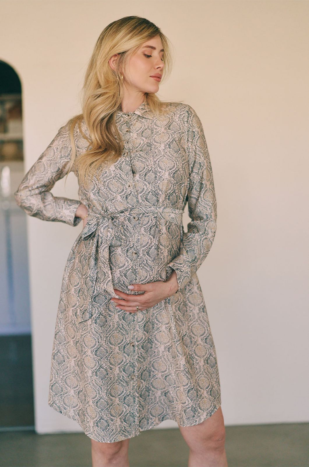 שמלת הריון צנועה שמנת מודפס של אבישג ארבל