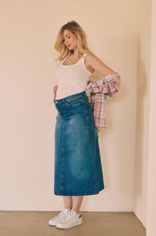 אישה לובשת חצאית ג'ינס להריון צנועה כחולה