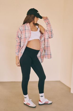 אישה לובשת טייץ ספורט להריון שחור של אבישג ארבל