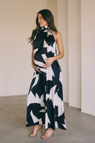 אישה לובשת שמלת הריון קרולינה הדפס שמנת ושחור של אבישג ארבל