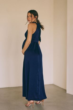 אישה לובשת שמלת הריון קרולינה נייבי של אבישג ארבל