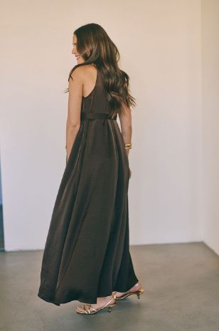 אישה לובשת שמלת אופל הריון חום שוקולד של אבישג ארבל