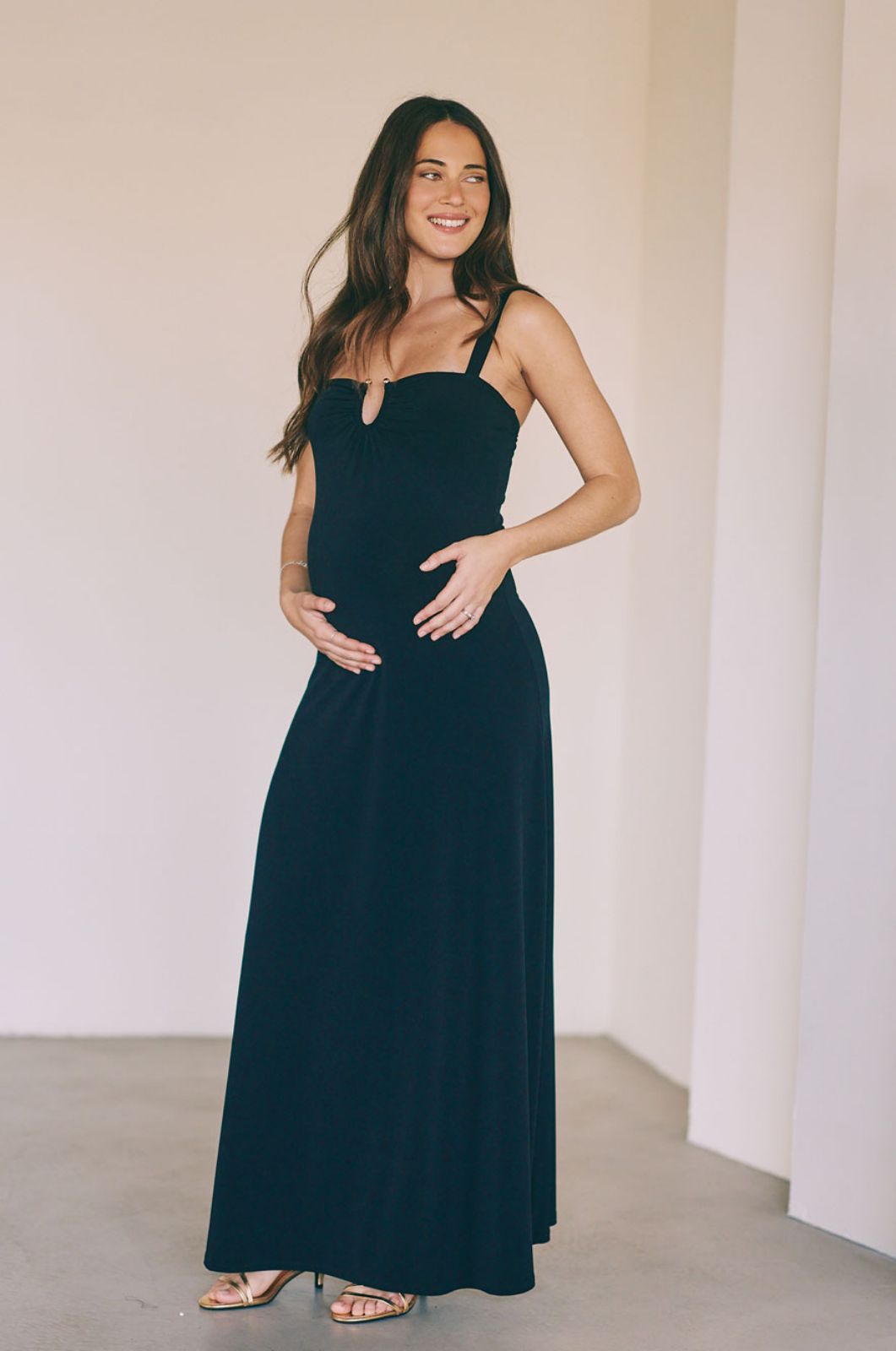 שמלת הריון ספיר שחורה של אבישג ארבל