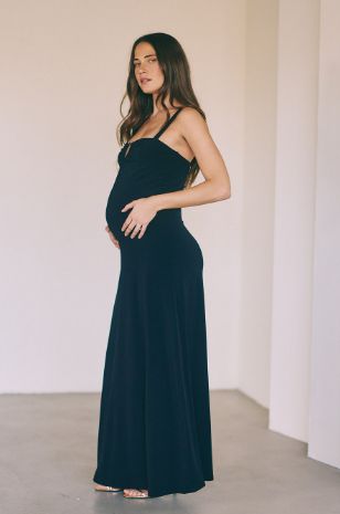 אישה לובשת שמלת הריון ספיר שחורה של אבישג ארבל