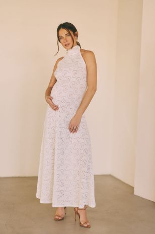 אישה לובשת שמלת הריון לאירועים שמנת