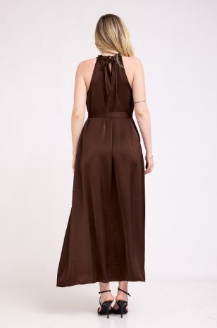 אישה לובשת שמלת אופל הריון חום שוקולד של אבישג ארבל