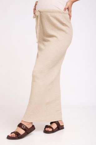 איה לובשת חצאית הריון מקסי אבן